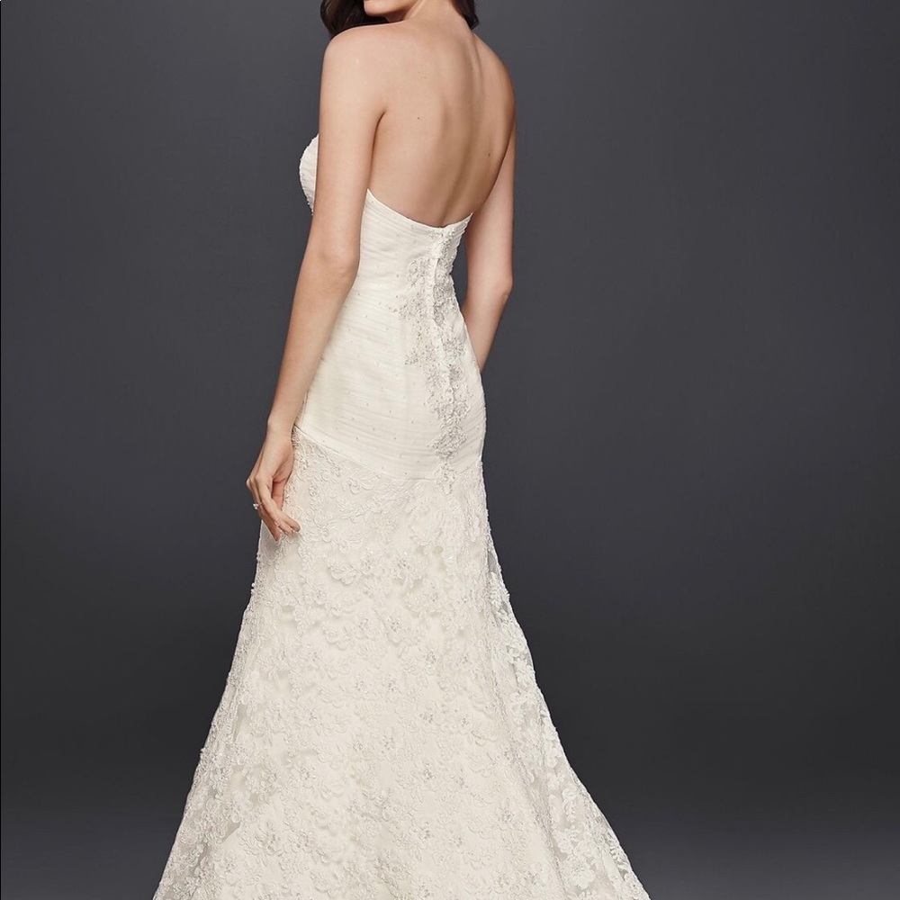 Never worn wedding dress - Picture 3 of 3